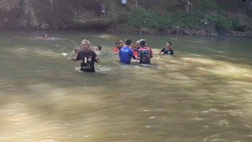 Petugas gabungan saat evakuasi bocah tenggelam di Sungai Cipeles. (Foto: Istimewa)