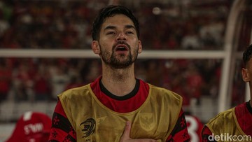 Persib Bandung Resmi Ikat Sandy Walsh Tiga Musim dan Luka Menalo Satu Tahun