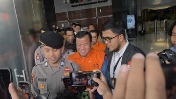 Foto: KPK Tahan Bupati Kuansing Suhardiman Amby (Taufiq/detikcom)