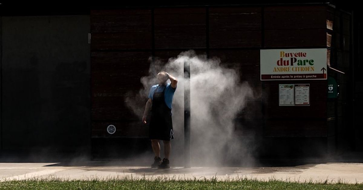 Warga menyejukkan diri di Parc Andre Citroen selama gelombang panas di Paris, Prancis beberapa waktu lalu. (Foto: Anita Pouchard Serra/Bloomberg)
