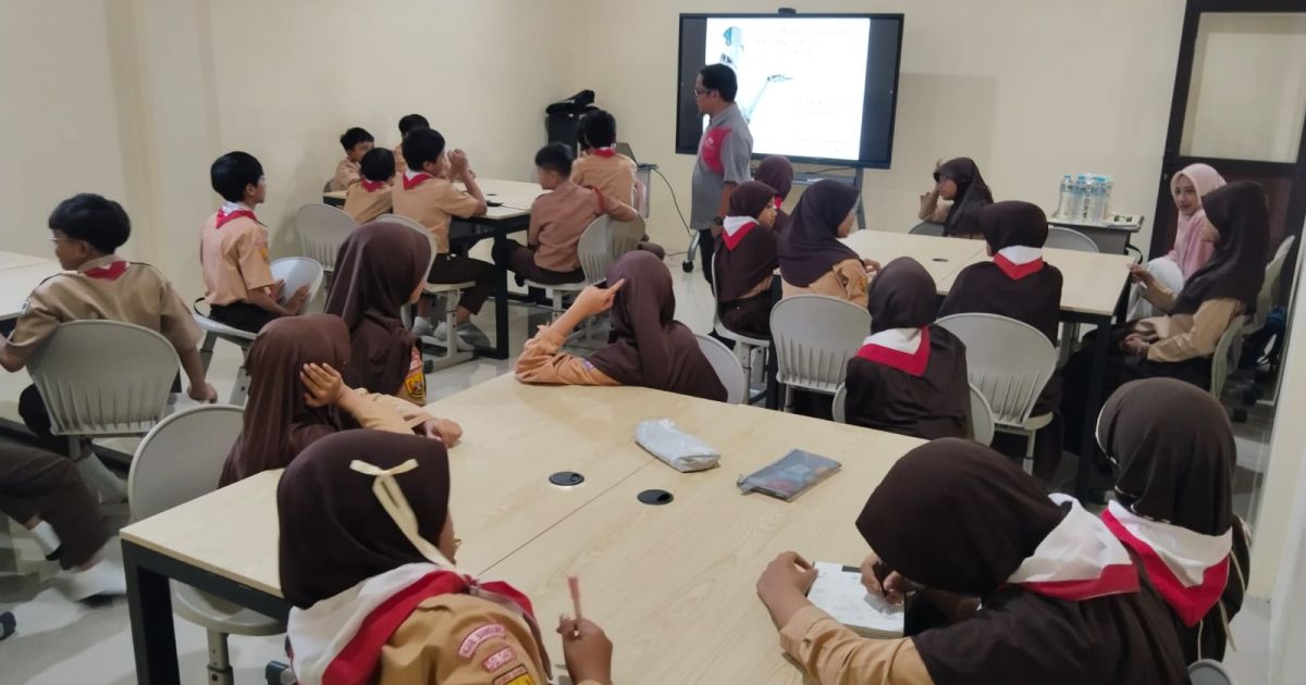 Pengabdian Masyarakat Universitas Telkom Kenalkan Teknologi Perakitan Robot Mobil Berbasis Panel Surya ke Siswa  SD IT Fithrah Insani 3