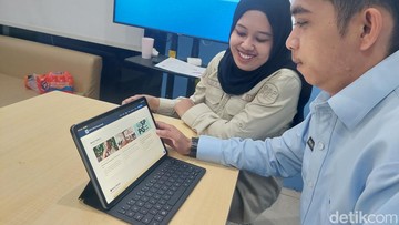 Petugas SPPG Karyawangi KBB Cek Sistem AI yang Mereka Gunakan (Foto: Whisnu Pradana/detikJabar)