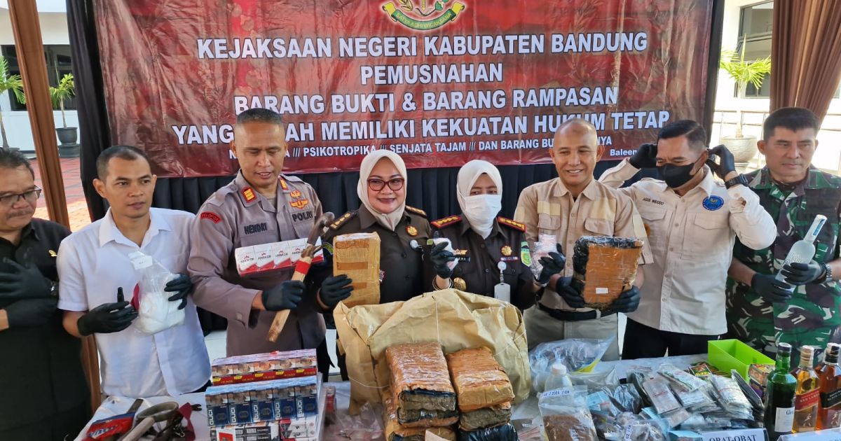Kejari Kabupaten Bandung Musnahkan Barang Bukti dari 275 Perkara