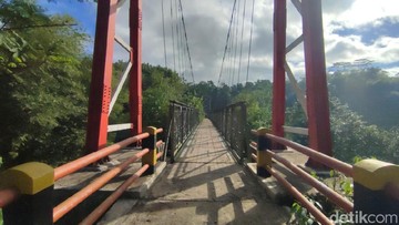 Jembatan gantung Sukamenak, penghubung Tasikmalaya dan Ciamis. Jembatan senilai Rp 5 miliar ini kini ditutup sementara (Foto: Dadang Hermansyah/detikJabar)