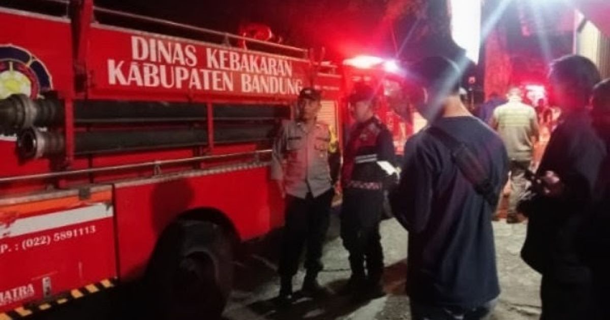 Sekretariat Formasi Wartawan Cimaung Indonesia (FORWACI) di Kabupaten Bandung ludes terbakar pada Kamis malam (2/7/2026). Seorang saksi berhasil menyelamatkan diri.