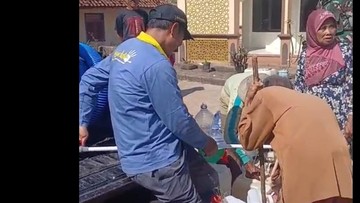 Warga antre untuk mendapat air di tengah kekeringan yang melandai Tasikmalaya (Foto: Istimewa).
