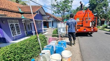 Petugas BPBD Ciamis melaksanakan distribusi air bersih di wilayah Desa Kawasen (Foto: Istimewa)