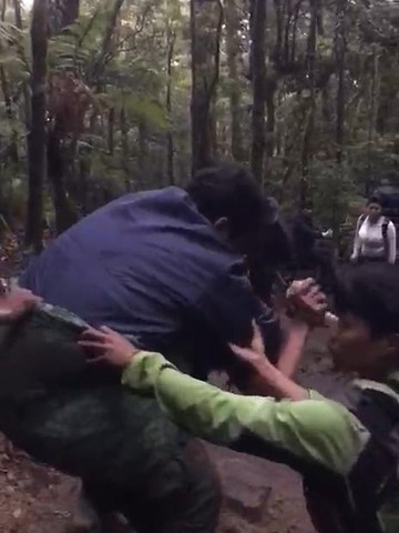 Proses evakuasi pendaki di Gunung Gede (Foto: Istimewa).
