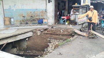 Kondisi trotoar jebol di Jalan Empang Kota Tasikmalaya. (Foto: Faizal Amiruddin)