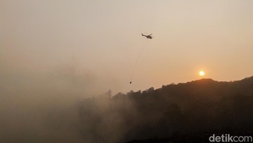 Helikopter water bombing saat atasi kebakaran lahan di Bandung Barat (Foto: Whisnu Pradana/detikJabar)