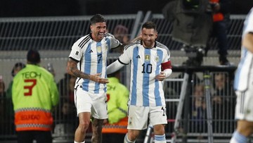Rodrigo De Paul dan Lionel Messi (Foto: REUTERS/AGUSTIN MARCARIAN)