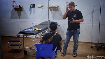Kemal menggendong erat balita Arya yang lolos dari kebakaran (Foto: Syahdan Alamsyah/detikJabar).