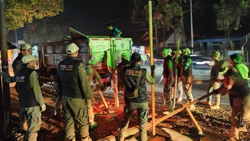 Bangunan liar di Cianjur dibongkar petugas (Foto: Istimewa).