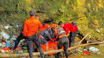 Jasad Fadlan ditemukan TIM SAR gabungan di Sungai Cicatih (Foto: Istimewa).