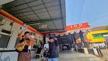 Sesekali Kemal membawa Arya keluar dari ruang IGD untuk menengkannya (Foto: Syahdan Alamsyah/detikJabar).