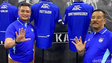 Umuh Muchtar saat mengenalkan dua pemain anyar Persib Bandung (Foto: Wisma Putra/detikJabar).