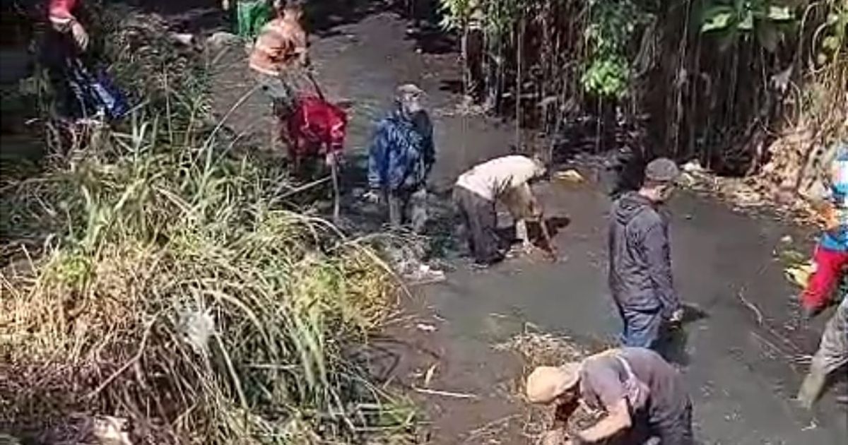 Sejumlah warga melakukan pembersihan Sungai Cipalasari di sekitar Jembatan Sekegoong, Jalan Mengger, Kelurahan Pasawahan, Kecamatan Dayeuhkolot, Kabupaten Bandung. Warga menyoroti proyek normalisasi sungai yang dinilai belum mengangkat endapan sedimen di dasar sungai sehingga dikhawatirkan belum efektif mengurangi risiko banjir. Foto: Istimewa.