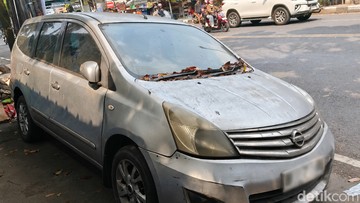 Mobil terparkir berbulan-bulan di Bandung. (Foto: Rifat Alhamidi/detikJabar)