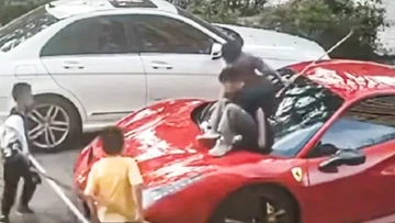 Mobil Ferrari dijadikan perosotan di China. (Foto: Doc. Tangkapan layar)