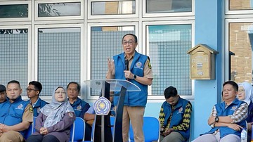 Sekda Kabupaten Sukabumi Ade Suryana saat melepas 720 mahasiswa UMMI untuk mengikuti KKN. (Foto: Istimewa)