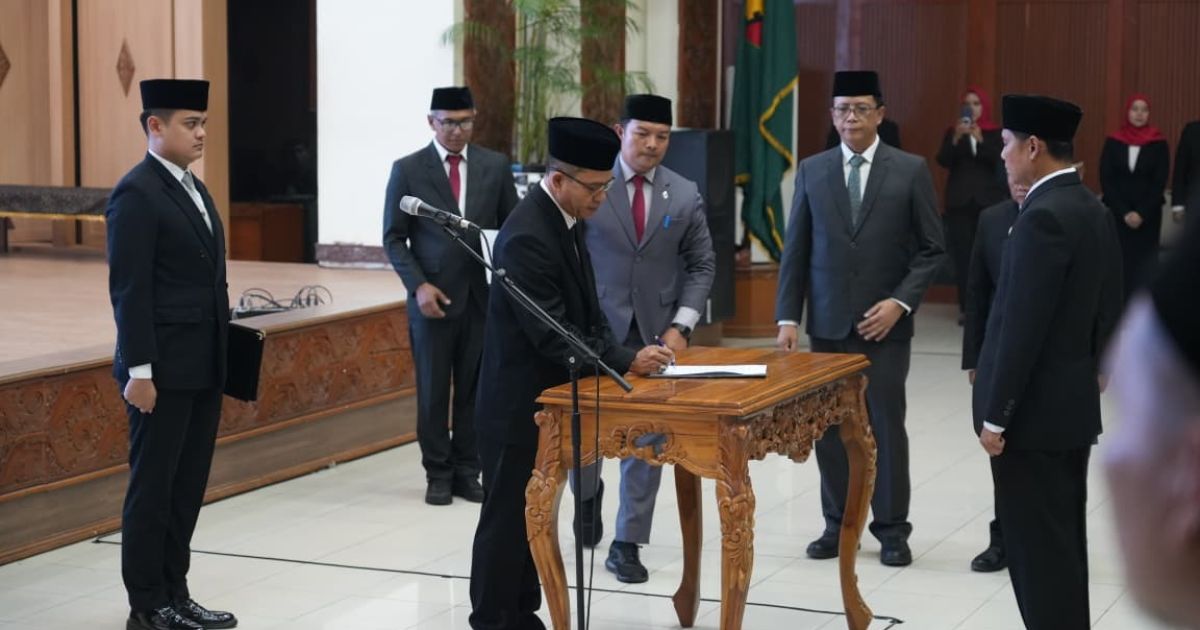 Pelantikan dan Pengambilan Sumpah Jabatan Fungsional serta Penugasan PNS sebagai Kepala Sekolah di Gedung Mohammad Toha, Soreang, Kabupaten Bandung, Senin (6/7/2026).