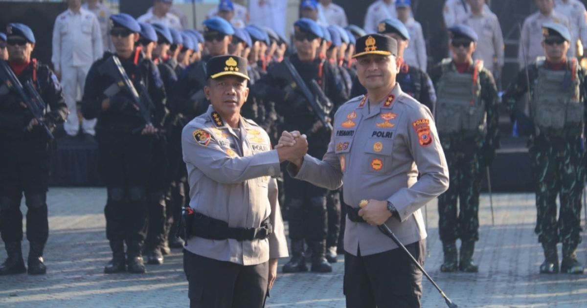 Serah Terima Kapolda Jawa Barat dari Komjen Pol. Rudi Setiawan, S.I.K., S.H., M.H. kepada Irjen Pol. Dr. Pipit Rismanto, S.I.K., M.H. Kegiatan berlangsung di Lapangan Apel Mapolda Jawa Barat, Jalan Soekarno-Hatta No. 748, Kota Bandung, Senin (6/7/2026).