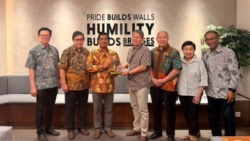 UI jalin kolaborasi strategis dengan Triputra Group, kolaborasi ini ditandai dengan pertemuan antara Rektor UI, Prof. Dr. Ir. Heri Hermansyah, S.T., M.Eng., IPU, dan Pendiri sekaligus Chairman Triputra Group, TP Rachmat. (Foto: Istimewa/UI)