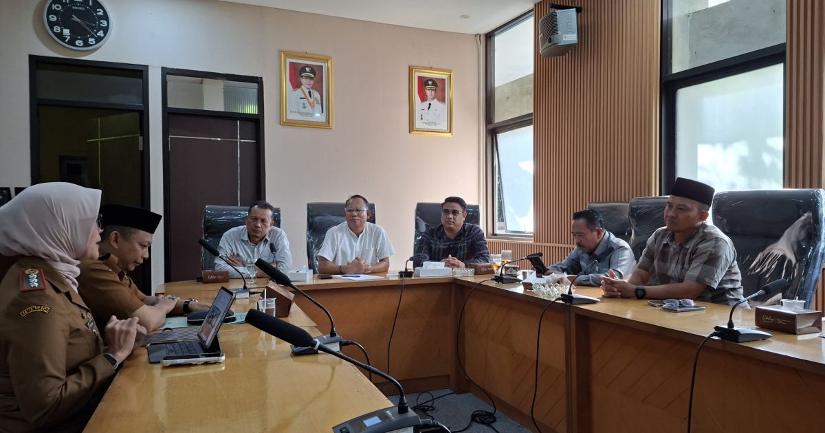 Audiensi yang digelar Komisi D DPRD Kabupaten Bandung bersama Dinas Pendidikan Kabupaten Bandung yang diwakili Kepala Bidang SD, para kepala sekolah, pengawas sekolah, Camat Margahayu, serta orang tua Arya, Senin (6/7/2026).