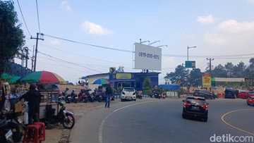 Pedagang keliling padati kawasan Puncak. (Foto: Ikbal Slamet)