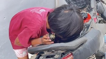 Bocah di Sukabumi membuka jok motor demi menghirup bensin. (Foto: Istimewa)