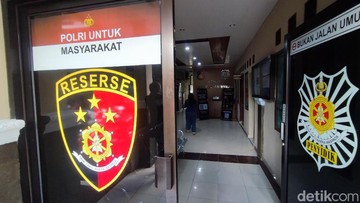 Rekaman CCTV saat pria diduga melakukan tindakan pelecehan kepada seorang guru SD di Ciamis. (Foto: Dadang Hermansyah)
