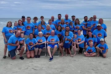 Dua pasang lansia bersaudara rayakan 70 tahun pernikahan bersama 66 anggota keluarga dari 4 generasi dalam liburan pantai penuh kehangatan. Foto: Dok. Shawano News & People.