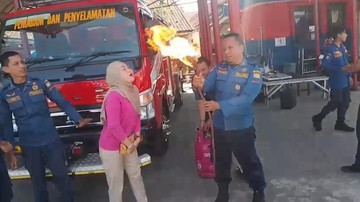 Petugas Disdamkarmat Sumedang saat menerima permintaan dari warga untuk diucapkan ulang tahun (Foto: Istimewa).