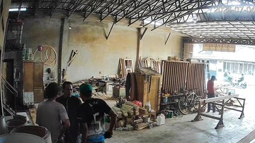 Tangkapan layar video viral pemalakan dam intimidasi toko mebel di Cimareme (Foto: Istimewa)