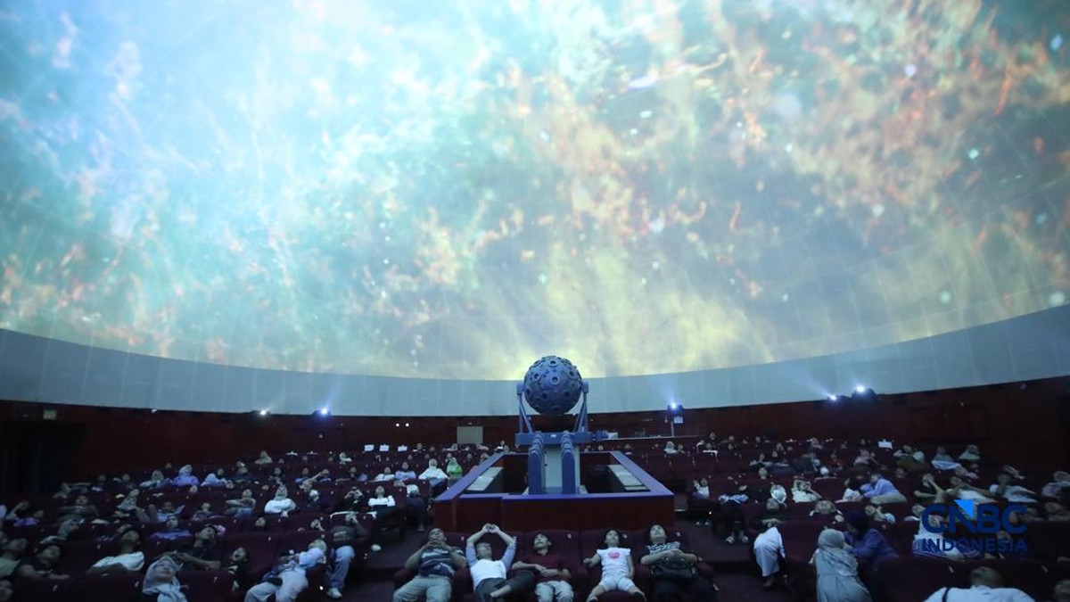 Pengunjung menyaksikan teater bintang di Planetarium Taman Ismail Marzuki (TIM), Jakarta, Selasa (7/7/2026). (CNBC Indonesia/Faisal Rahman)