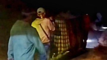 Tragedi Infrastruktur: Kisah Pilu Warga Sukabumi Angkut Jenazah Akibat Jalan Desa Rusak Parah