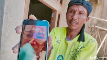 PMI Ai bersimbah darah usai bekerja dalam keadaan sakit (Foto: Ikbal Selamet/detikJabar).