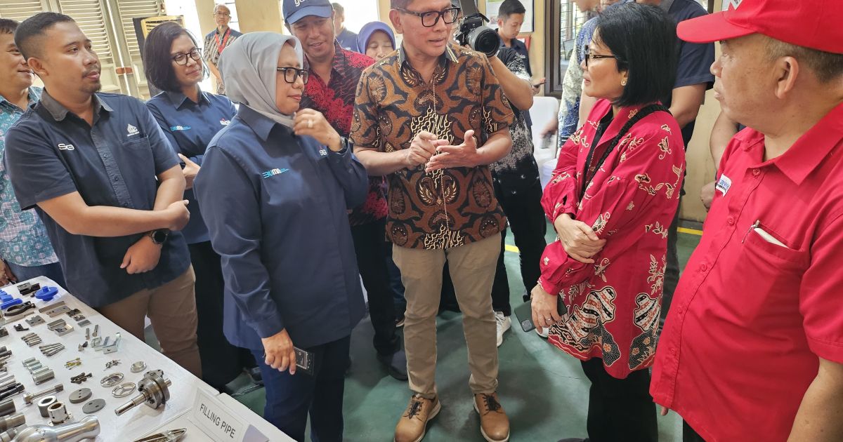 Staf Ahli Bidang Keuangan dan Pengembangan UMKM Kementerian BUMN Periode 2020 – 2026, Loto Srinaita Ginting didampingi Ketua Yayasan Astra – Yayasan Dharma Bhakti Astra, Rahmat Samulo dan Direktur PT Kawani Tekno Nusantara, Yadi Nugraha saat berkunjung ke plant PT Kawani Nusantara yang merupakan salah satu UMKM Binaan Yayasan Astra