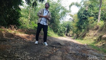 Bupati Bandung Barat, Jeje Ritchie Ismail cek jalan rusak di Gununghalu (Foto: Whisnu Pradana/detikJabar).