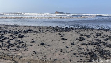 Kondisi air Laut Dampak Batubaraa di Pangandaran. (Foto: Aldi Nur Fadillah/detikJabar)