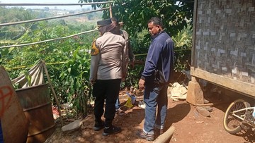 Kapolsek Cipatat, Kompol D.M.S. Andriani Sapin cek TKP ledakan mortir. (Foto: Dok. Polsek Cipatat)