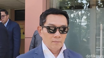 Mantan Gubernur Jawa Barat (Jabar) Ridwan Kamil mendatangi Pengadilan Agama (PA) Bandung. (Foto: Rifat Alhamidi/detikJabar)