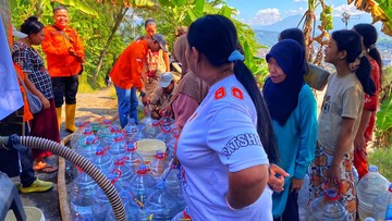 Warga di Sukabumi antre air bersih. (Foto: Istimewa)
