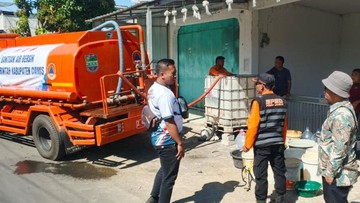 BPBD Ciamis mendistribusikan air bersih di Dusun Cibeureum, Desa Cibadak, Banjarsari. (Foto: Istimewa)