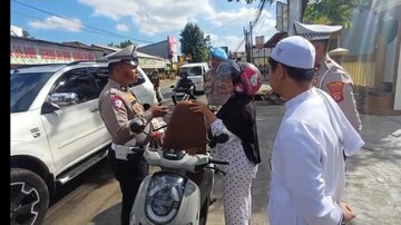 Pengendara yang melanggar di Tasikmalaya diceramahi ustadz di Tasikmalaya (Foto: Istimewa)