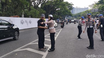 Pelaku tabrak lari (kaos hitam) saat melakukan olah TKP. (Foto: Bima Bagaskara/detikJabar)