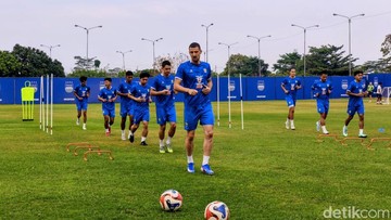 Persiapan Musim Baru, Igor Tolic Pimpin Latihan Perdana Persib Bandung di GBLA