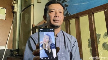 Keluarga memperlihatkan foto Evi Mentari, PMI asal Sukabumi yang meninggal dunia di Jeddah. (Foto: Siti Fatimah/detikJabar)