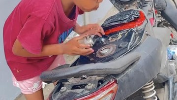 Bocah di Sukabumi membuka jok motor demi menghirup bensin. (Foto: Istimewa)