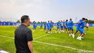 Umuh Muchtar saat melihat latihan perdana Persib di bawah asuhan Igor Tolic (Foto: Bima Bagaskara/detikJabar)